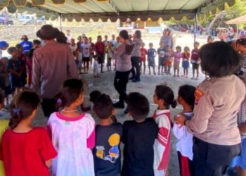 Anak-Anak Korban Erupsi Gunung Lewotobi Dapat Trauma Healing dari Polwan Polda NTT