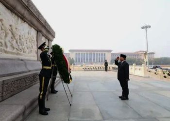Presiden Prabowo Letakan Karangan Bunga di Monumen Pahlawan Rakyat Tiananmen