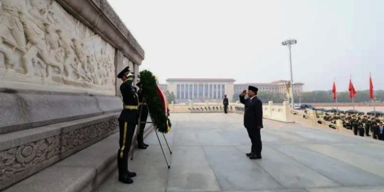 Presiden Prabowo Letakan Karangan Bunga di Monumen Pahlawan Rakyat Tiananmen