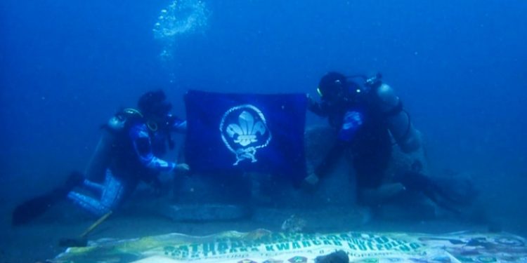 Jaga Kelestarian Laut, Pramuka Buleleng Tanam Terumbu Karang di Perairan Pacung