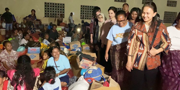 Ketum Bhayangkari Juliati Sigit Prabowo Hibur Pengungsi Korban Erupsi Gunung Lewotobi