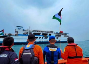 Dukungan Solidaritas, Ribuan Warga Lampung Kibarkan Bendera Indonesia dan Paleatina di Selat Sunda