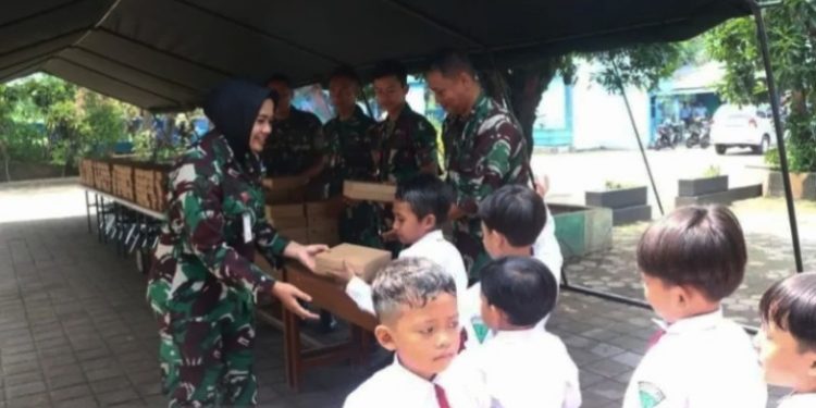 TNI AU Gelar Uji Coba Makan Bergizi Gratis untuk Siswa TK dan SD di Malang