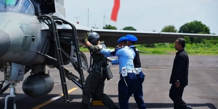 Dua Pesawat Tempur F-16 TNI Sergap Pesawat Asing yang Masuk Tanpa Izin