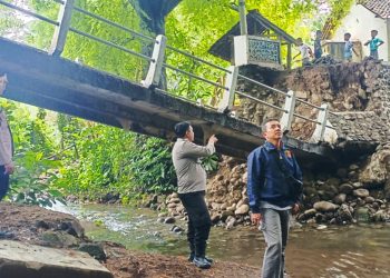 Hujan Deras, Jembatan di Situbondo Ambruk, Ratusan Warga Dusun Ardani Terancam Terisolir