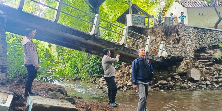 Hujan Deras, Jembatan di Situbondo Ambruk, Ratusan Warga Dusun Ardani Terancam Terisolir