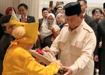 Tiba di Kairo, Presiden Prabowo Disambut Pelajar dengan Busana Adat