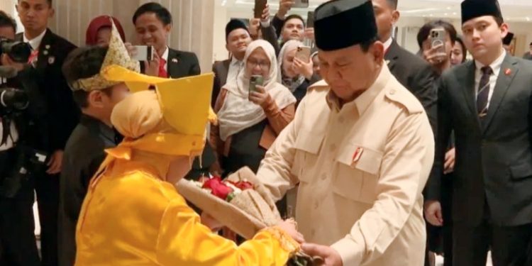 Tiba di Kairo, Presiden Prabowo Disambut Pelajar dengan Busana Adat