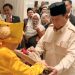 Tiba di Kairo, Presiden Prabowo Disambut Pelajar dengan Busana Adat