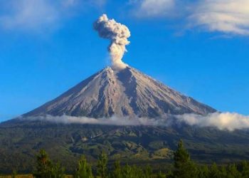 Gunung Semeru di Lumajang, Jawa Timur kembali Erupsi dengan Ketinggian Mencapai 1 Km