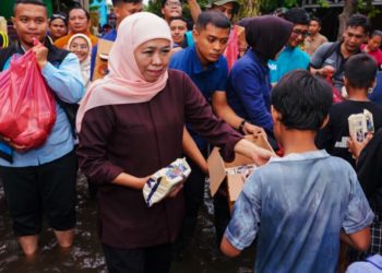 Gubernur Khofifah Kunjungi Korban Banjir di Sidoarjo