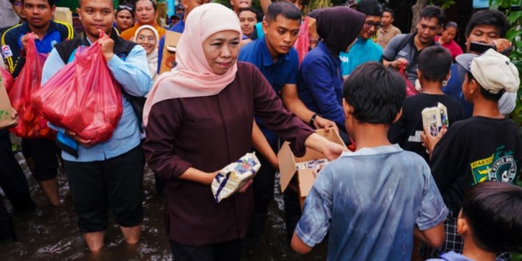Gubernur Khofifah Kunjungi Korban Banjir di Sidoarjo