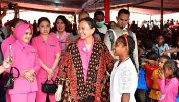 Ketua Umum Bhayangkari  Rayakan Natal Bersama Anak-Anak Pengungsi Erupsi Gunung Lewotobi 