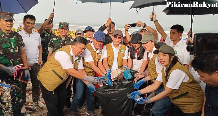 2.115 Orang Bersihkan Pantai Kuta Bali, 4 Menteri dan Pj Gubernur Ikut serta