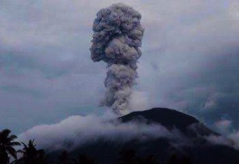Gunung Ibu di Halmahera Erupsi Lontarkan Abu Vulkanik Setinggi 4000 Meter, BMKG Tingkatkan Status Awas