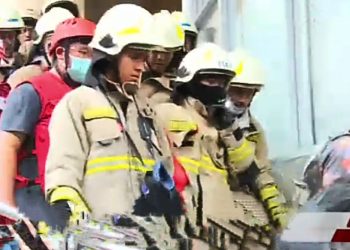 Tim Damkar Kembali Evakuasi Dua Jenazah korban Kebakaran Gedung Glodok Plaza