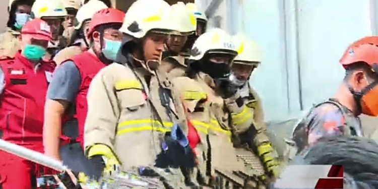 Tim Damkar Kembali Evakuasi Dua Jenazah korban Kebakaran Gedung Glodok Plaza