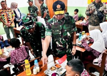 Panglima TNI Tinjau Pelaksanaan Makan Bergizi Gratis Siswa SD di Cimahi Bandung