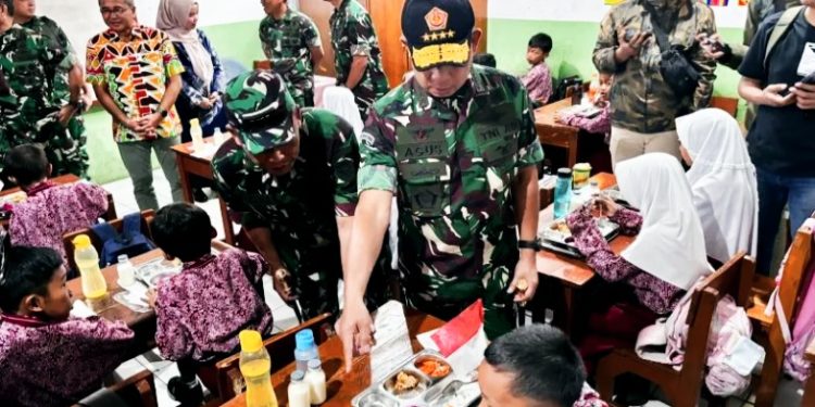 Panglima TNI Tinjau Pelaksanaan Makan Bergizi Gratis Siswa SD di Cimahi Bandung